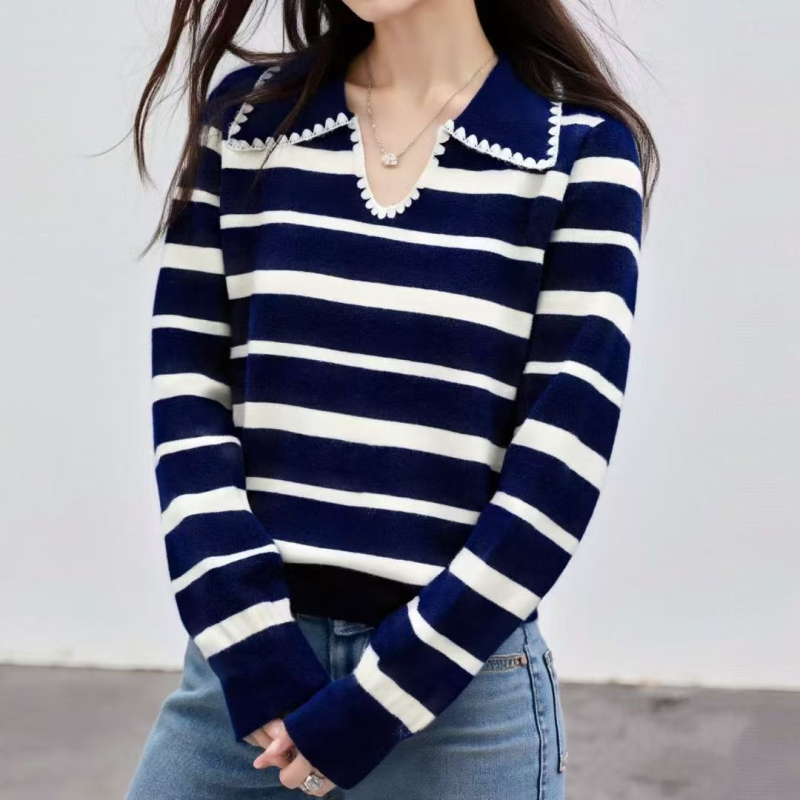 Csíkos kötött pulóver kerek nyakkal, hosszú ujjú, poliészter-akril keverék, őszi-téli kollekció.