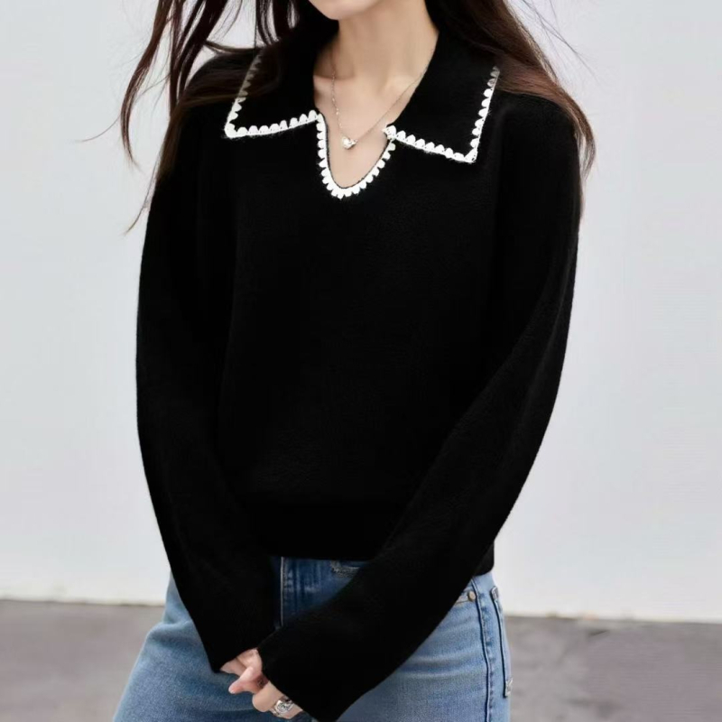 Csíkos kötött pulóver kerek nyakkal, hosszú ujjú, poliészter-akril keverék, őszi-téli kollekció.