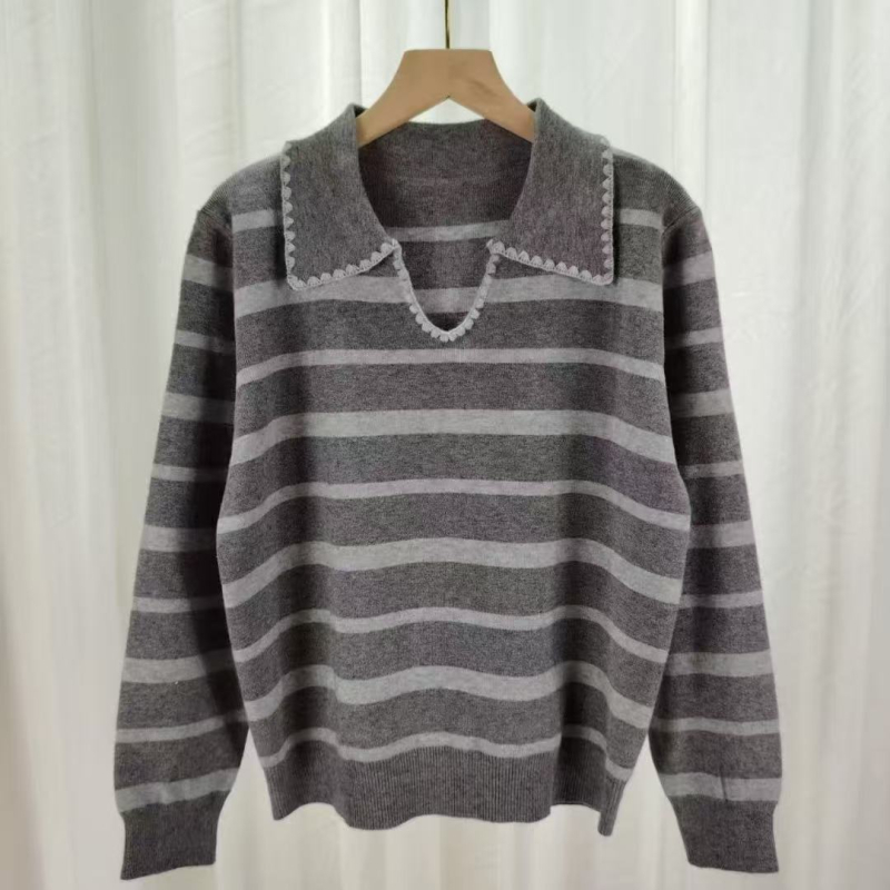 Csíkos kötött pulóver kerek nyakkal, hosszú ujjú, poliészter-akril keverék, őszi-téli kollekció.