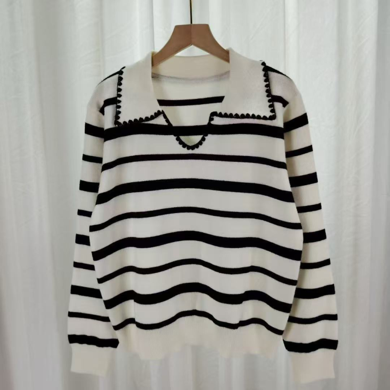 Csíkos kötött pulóver kerek nyakkal, hosszú ujjú, poliészter-akril keverék, őszi-téli kollekció.