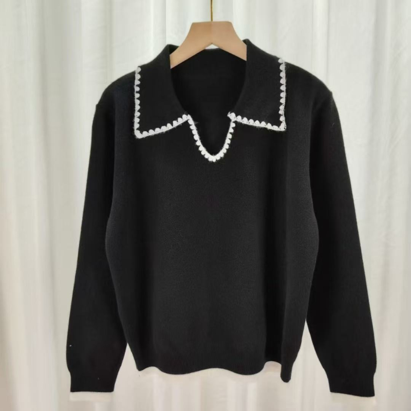 Csíkos kötött pulóver kerek nyakkal, hosszú ujjú, poliészter-akril keverék, őszi-téli kollekció.