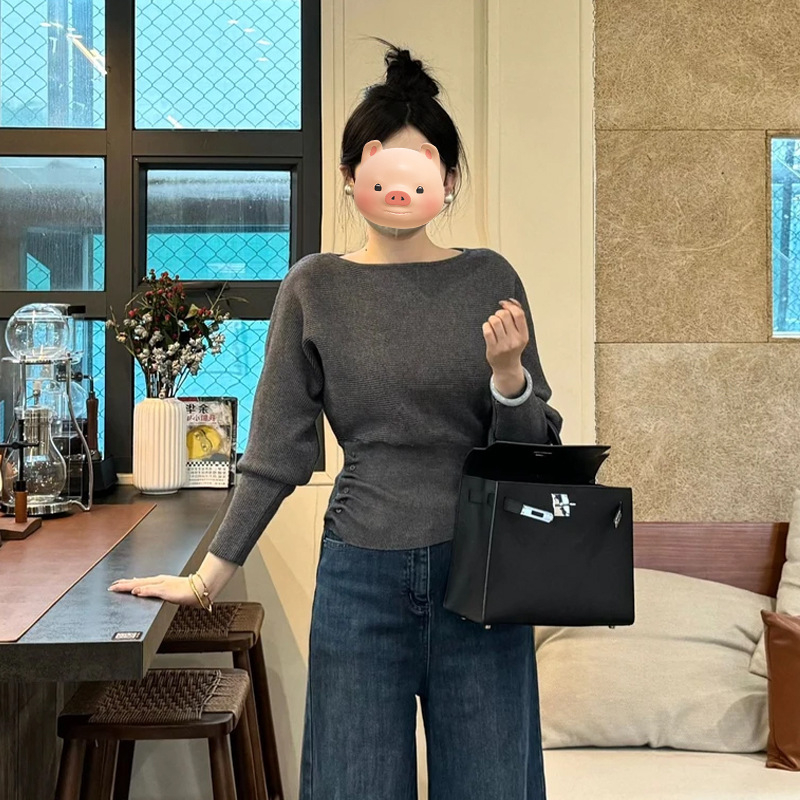 Kötött pulóver bat ujjakkal, kerek nyak, viszkóz szálból, közepes vastagság