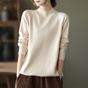 Laza szabású kötött pulóver viszkóz-poliészter keverékből, fél magas gallér, hosszú raglán ujjak, egyszínű, középmagas hossz, őszi-téli viseletre