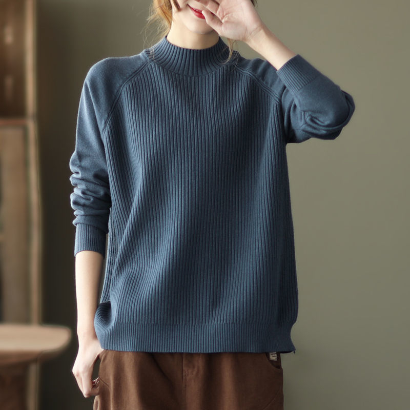 Laza szabású kötött pulóver viszkóz-poliészter keverékből, fél magas gallér, hosszú raglán ujjak, egyszínű, középmagas hossz, őszi-téli viseletre