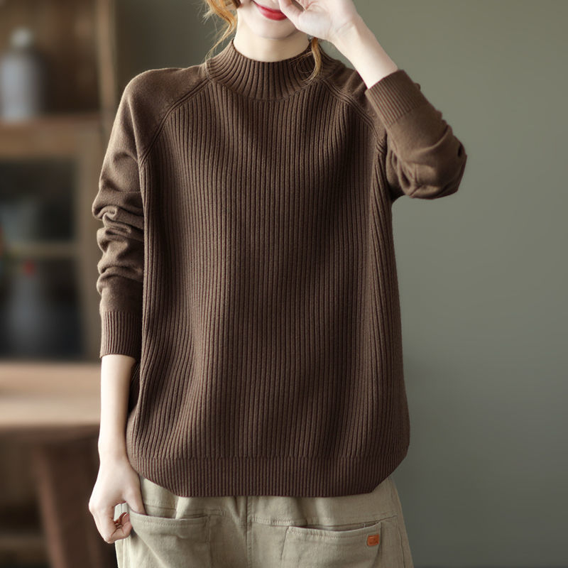 Laza szabású kötött pulóver viszkóz-poliészter keverékből, fél magas gallér, hosszú raglán ujjak, egyszínű, középmagas hossz, őszi-téli viseletre