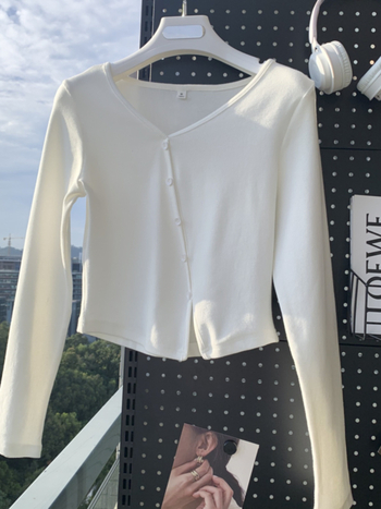 Kötött póló V-nyakú, hosszú ujjú, keskeny fazon, hímzés