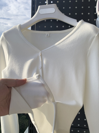 Kötött póló V-nyakú, hosszú ujjú, keskeny fazon, hímzés