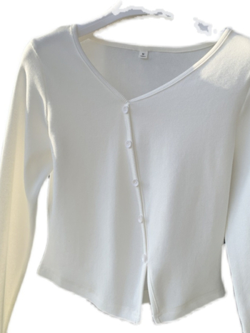 Kötött póló V-nyakú, hosszú ujjú, keskeny fazon, hímzés