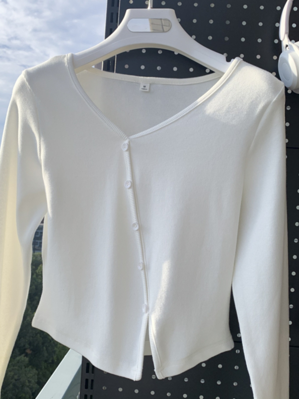 Kötött póló V-nyakú, hosszú ujjú, keskeny fazon, hímzés