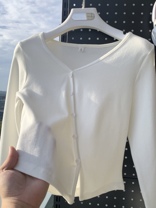 Kötött póló V-nyakú, hosszú ujjú, keskeny fazon, hímzés