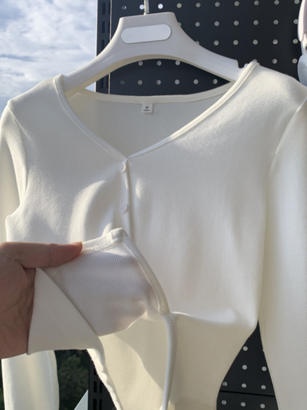 Kötött póló V-nyakú, hosszú ujjú, keskeny fazon, hímzés