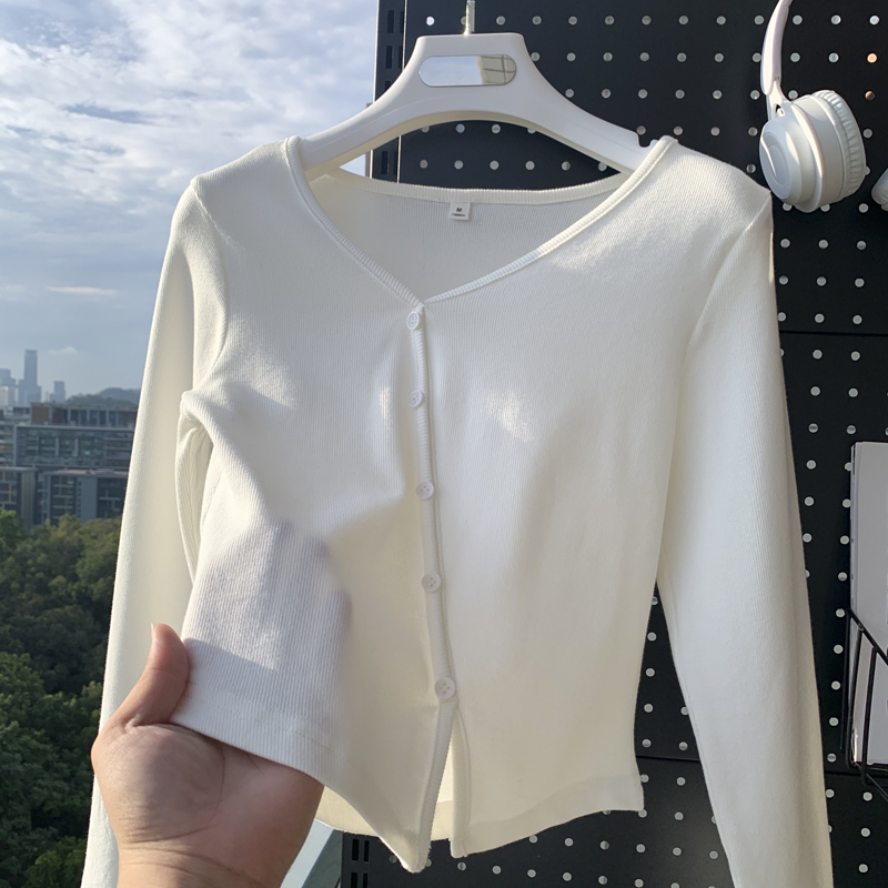 Kötött póló V-nyakú, hosszú ujjú, keskeny fazon, hímzés