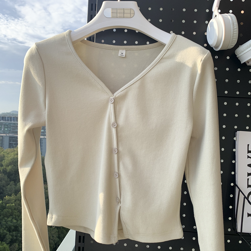 Kötött póló V-nyakú, hosszú ujjú, keskeny fazon, hímzés