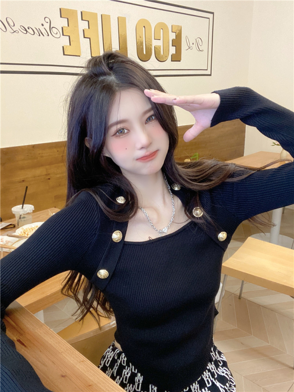 Kötött pulóver: kötött anyag elasztánnal, karcsú szabás, hosszú ujjú, egyszínű minta (kötött anyag elasztánnal; karcsú szabás; hosszú ujjú; egyszínű minta)