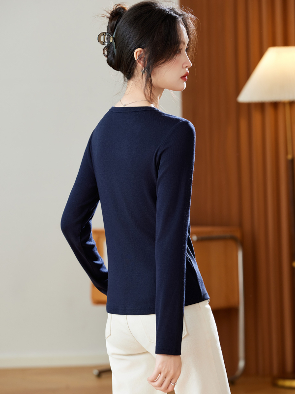 Kapuljačasti pleteni top s patchwork dizajnom, pamuk-elastan smjesa (90–95% pamuka, do 30% elastana), uski kroj, dugi rukavi, duljina 50–65 cm