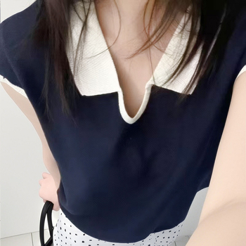 Tencel pleteni top s blok dizajnom, kratki rukavi, U-oblik ovratnik, slobodan kroj, kolža detalji