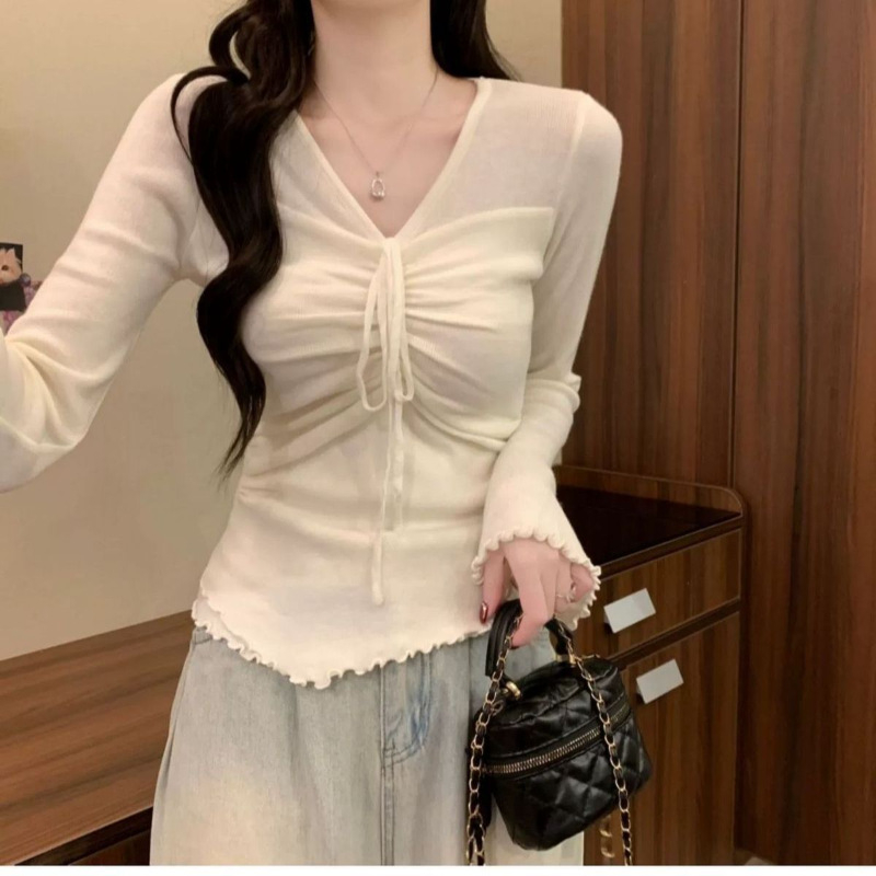 Oversize női T-shirt viszkózból, V-nyakú, hímzés, sima anyag, tavasz 2025