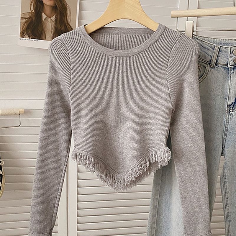 Ženski pleteni crop top s resicama, asimetričan rub, dugi rukav, okrugli izrez
