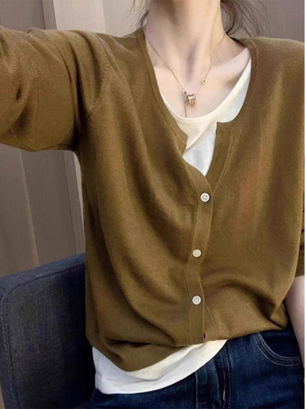 V-nyakú kötött felső, hosszú ujjú, PVC-alapú anyag, PVC-tartalom legfeljebb 30%, 2025 ősz