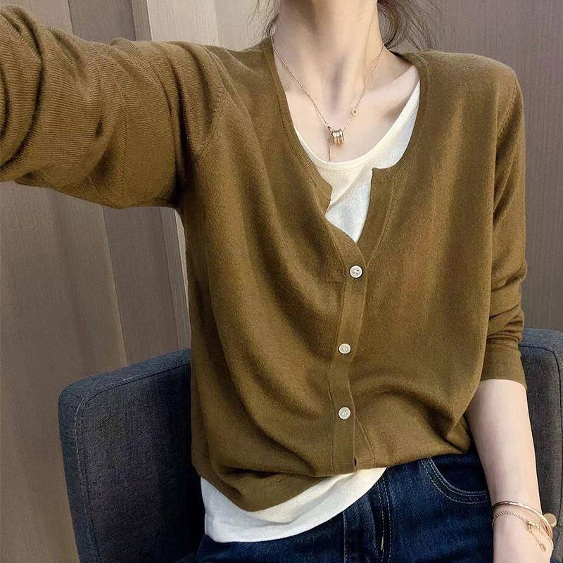 V-nyakú kötött felső, hosszú ujjú, PVC-alapú anyag, PVC-tartalom legfeljebb 30%, 2025 ősz