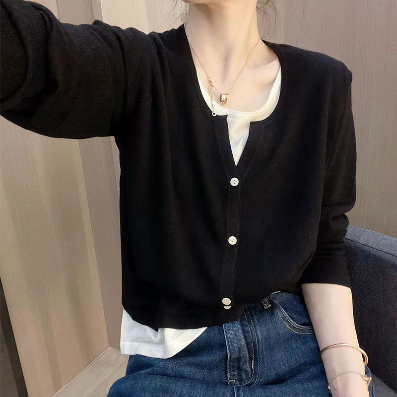 V-nyakú kötött felső, hosszú ujjú, PVC-alapú anyag, PVC-tartalom legfeljebb 30%, 2025 ősz