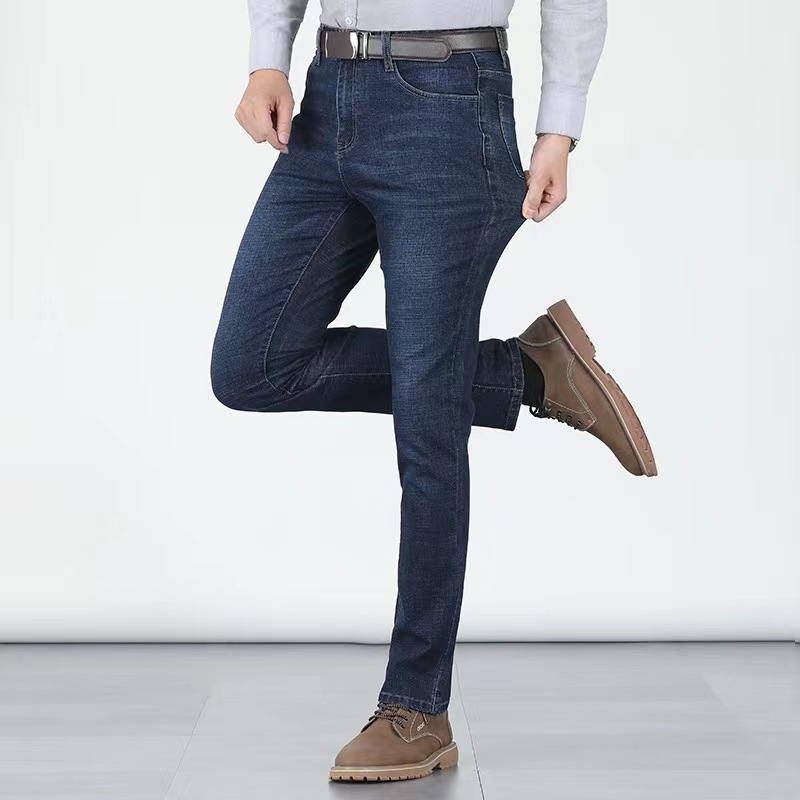 Muške traperice ravnog kroja, srednje visoka talija, denim od pamuka s elastanom, pranje pijeskom