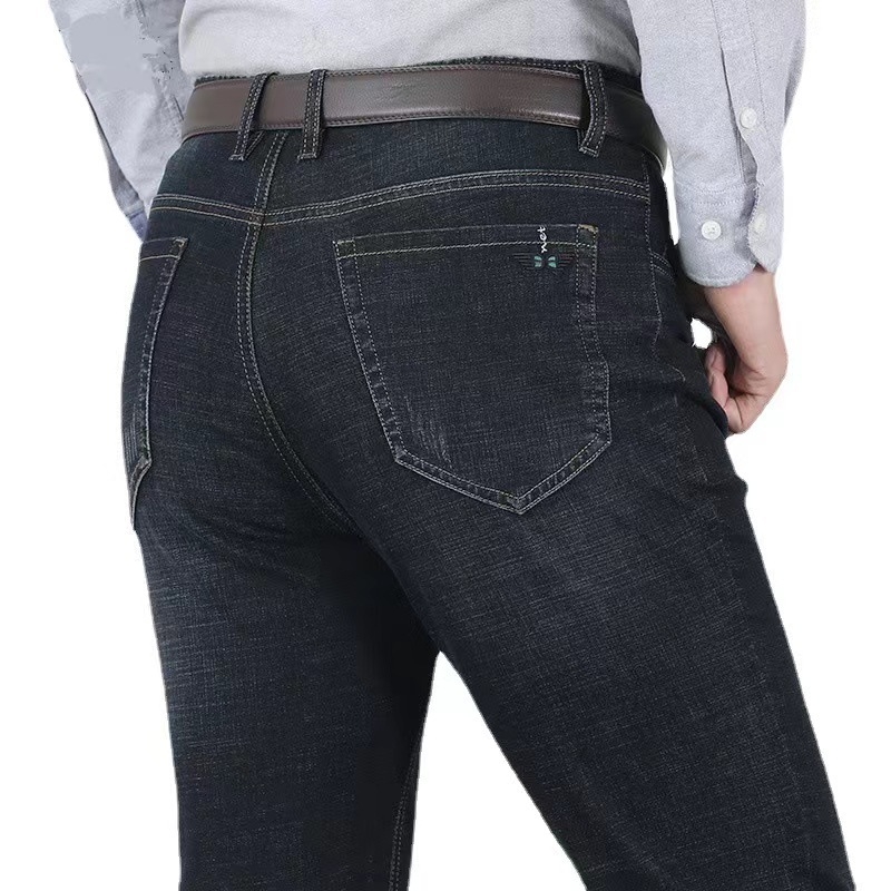 Muške traperice ravnog kroja, srednje visoka talija, denim od pamuka s elastanom, pranje pijeskom