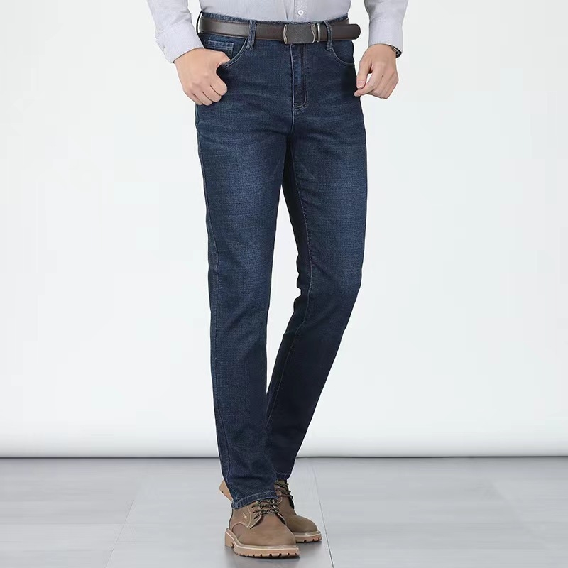 Muške traperice ravnog kroja, srednje visoka talija, denim od pamuka s elastanom, pranje pijeskom
