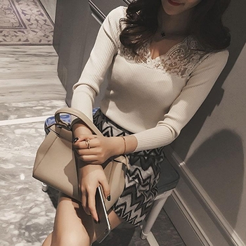 Patchwork-kootud sviter V-kaeluse, pikkade varrukatega, slim-fit lõige, polüester-elastaani segu