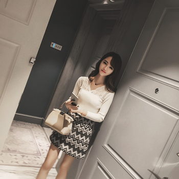 Patchwork-kootud sviter V-kaeluse, pikkade varrukatega, slim-fit lõige, polüester-elastaani segu