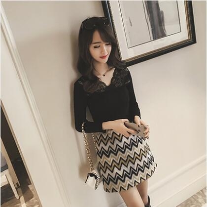 Patchwork-kootud sviter V-kaeluse, pikkade varrukatega, slim-fit lõige, polüester-elastaani segu