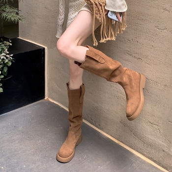 Női lovagcsizma, microfiber felsőrész, magas szár, kerek orr, gumitalp, 3–5 cm vastag sarok, belső bélés: bőr, talpbetét: műszőr