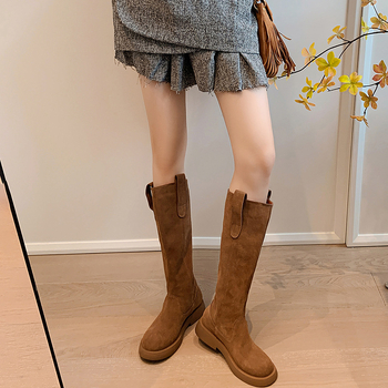 Női lovagcsizma, microfiber felsőrész, magas szár, kerek orr, gumitalp, 3–5 cm vastag sarok, belső bélés: bőr, talpbetét: műszőr