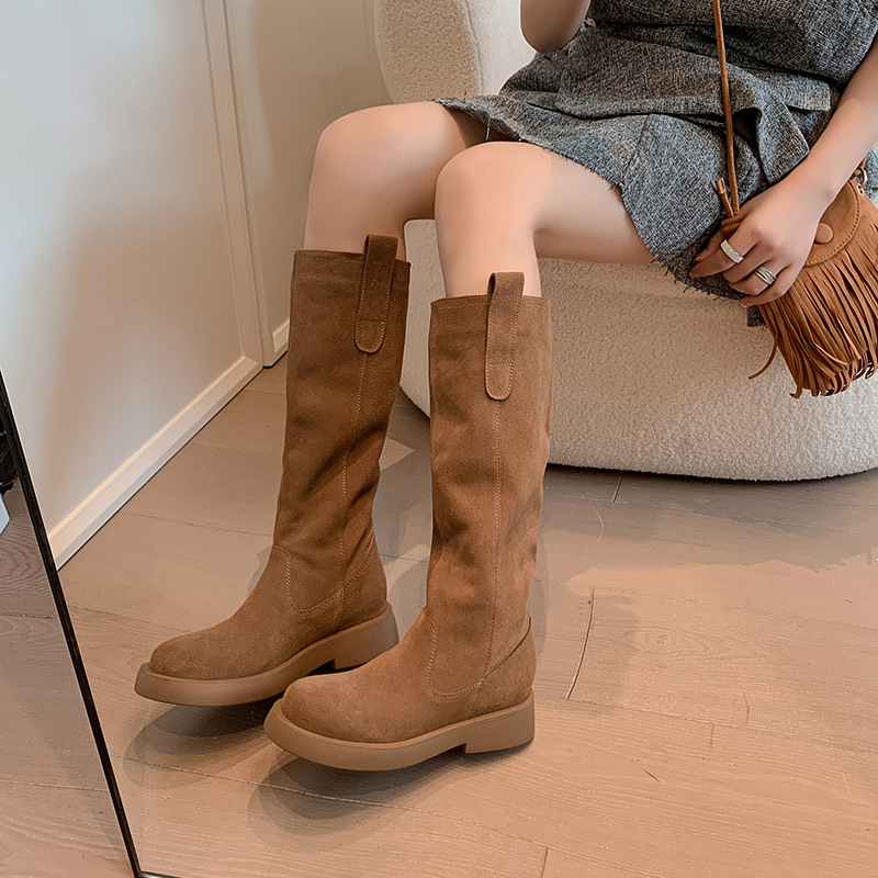 Női lovagcsizma, microfiber felsőrész, magas szár, kerek orr, gumitalp, 3–5 cm vastag sarok, belső bélés: bőr, talpbetét: műszőr