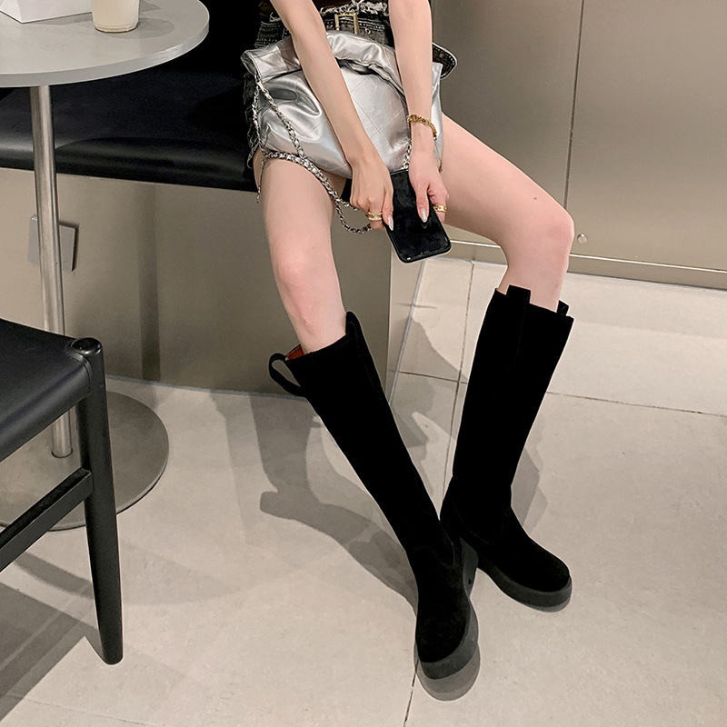 Női lovagcsizma, microfiber felsőrész, magas szár, kerek orr, gumitalp, 3–5 cm vastag sarok, belső bélés: bőr, talpbetét: műszőr