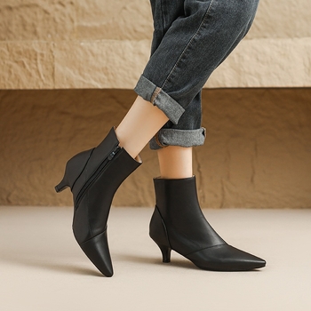 Ženske modne čizme – špičat nos, niski gležanj, srednje visok potpetica; vanjski materijal PU; bočno zatvaranje zipom.