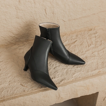 Ženske modne čizme – špičat nos, niski gležanj, srednje visok potpetica; vanjski materijal PU; bočno zatvaranje zipom.