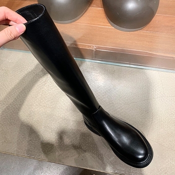 Ženske visoke čizme od mikrovlakna s gumom na podplatu, niski potpetice 1–3 cm, dugačak cilindrični gornji dio, stražnji zatvarač
