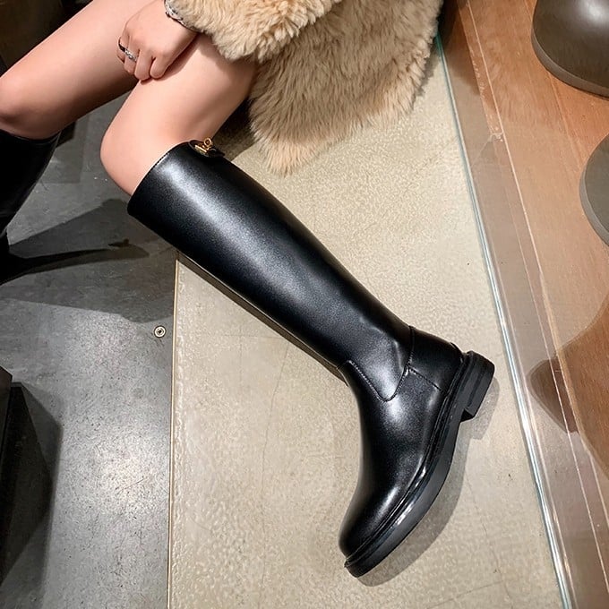 Ženske visoke čizme od mikrovlakna s gumom na podplatu, niski potpetice 1–3 cm, dugačak cilindrični gornji dio, stražnji zatvarač