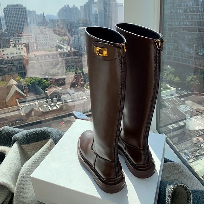 Ženske visoke čizme od mikrovlakna s gumom na podplatu, niski potpetice 1–3 cm, dugačak cilindrični gornji dio, stražnji zatvarač