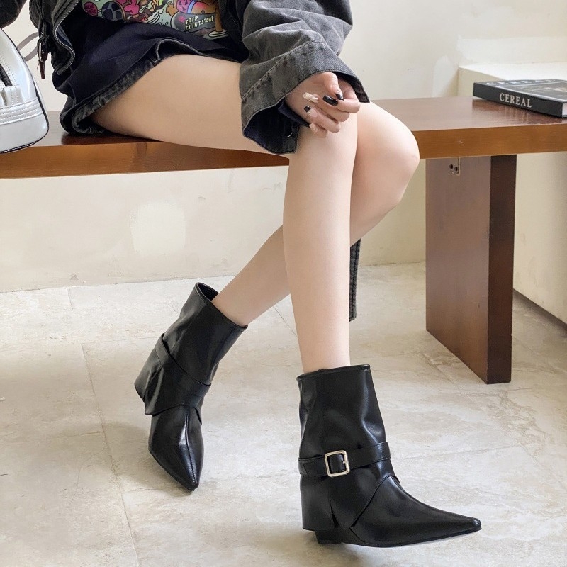 Botine Chelsea cu vârf ascuțit, toc în pană 3–5 cm, parte superioară din fibră super, talpă din cauciuc, încălțăre fără șireturi