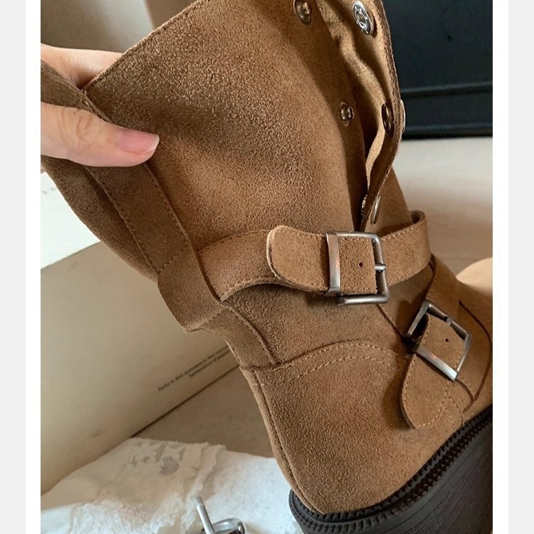 Čizme s podizanjem visine 5,5 cm, gornji dio od telećeg nubuka, gumena potplat, debeli pet i bočni zatvarač