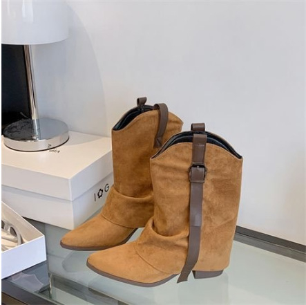 Ženske suede western čizme srednje dužine, s debelim petom 3-5 cm, oštar vrh, gumena potplata