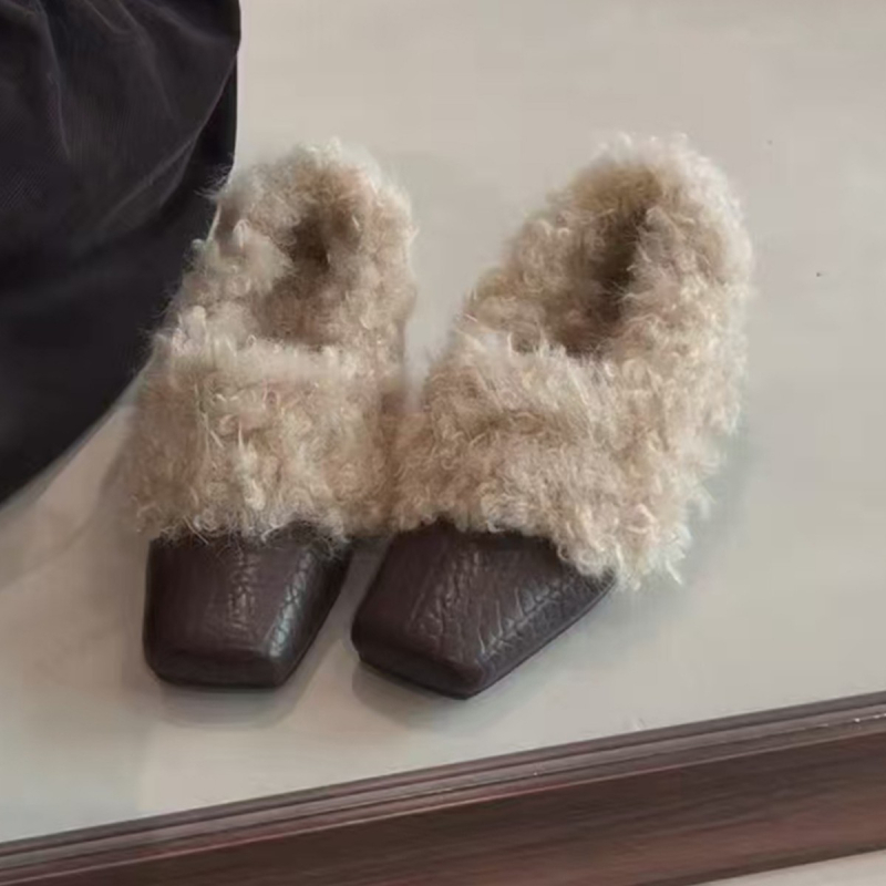 Ženske zimske cipele od kože goveda, četvrtasti vrh, niski gornji dio, klinasti pet 3–6 cm, gumeni đon