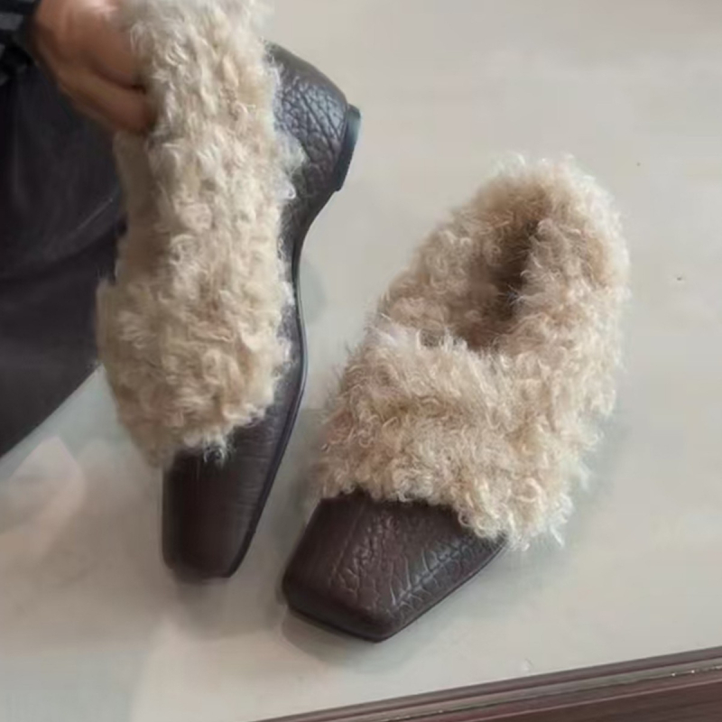 Ženske zimske cipele od kože goveda, četvrtasti vrh, niski gornji dio, klinasti pet 3–6 cm, gumeni đon