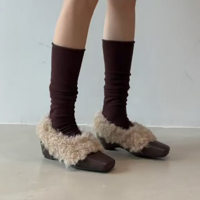 Ženske zimske cipele od kože goveda, četvrtasti vrh, niski gornji dio, klinasti pet 3–6 cm, gumeni đon