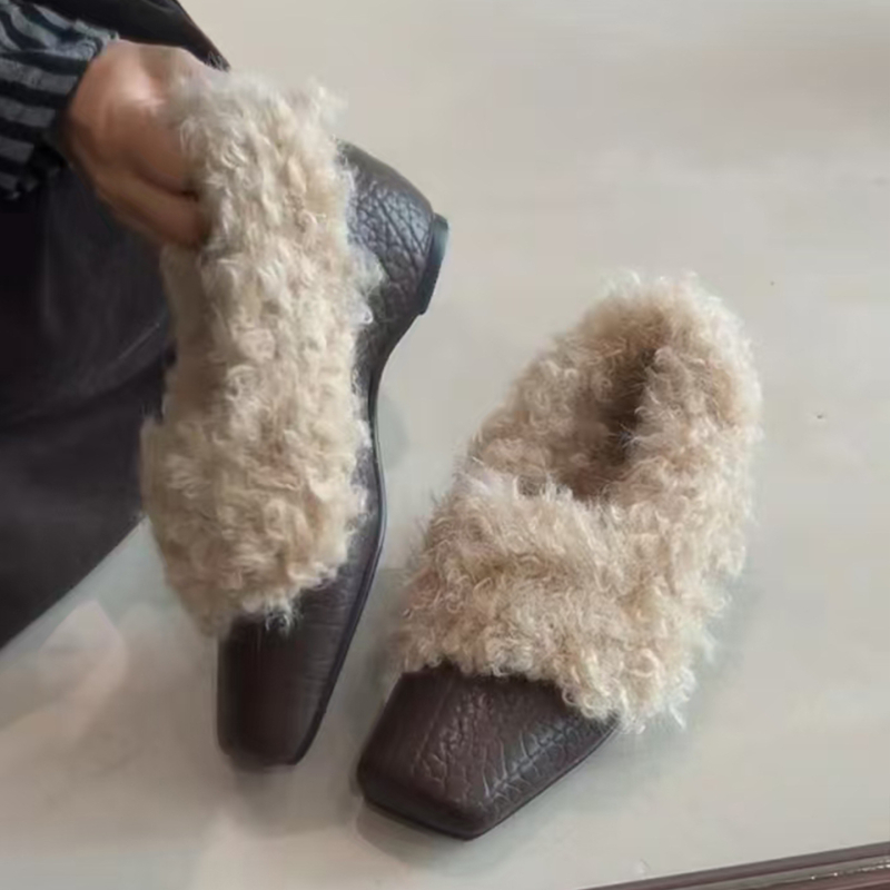 Ženske zimske cipele od kože goveda, četvrtasti vrh, niski gornji dio, klinasti pet 3–6 cm, gumeni đon