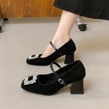 Mary Jane cipele, francuskog stila, četvrtasti vrh, kopča s kristalima, klinasti potpetica 3–5 cm, gornji dio od umjetnog pliša
