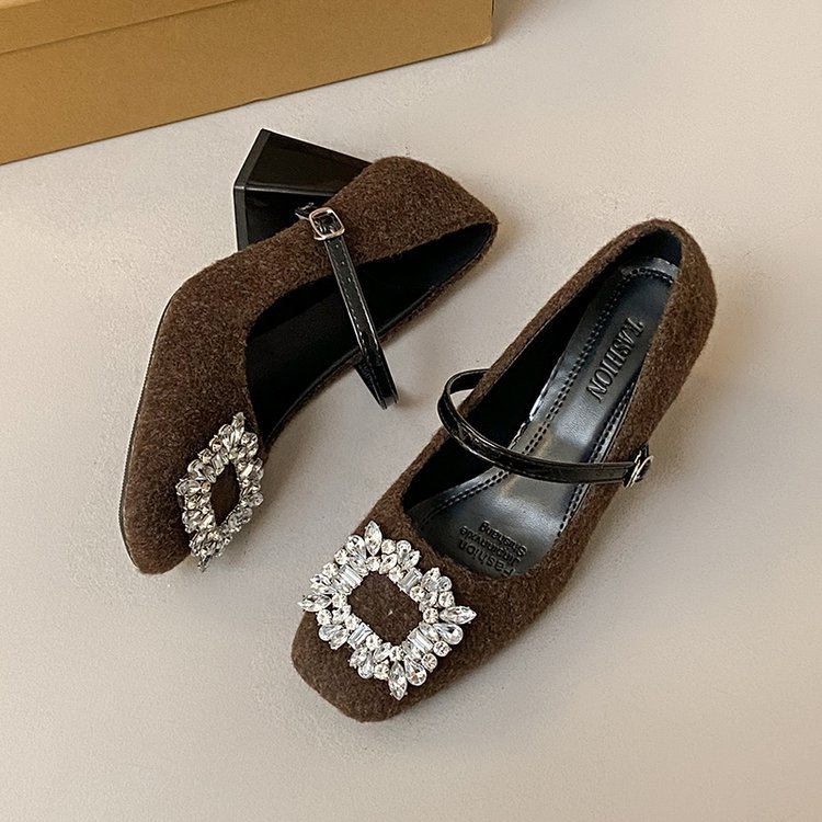 Mary Jane cipele, francuskog stila, četvrtasti vrh, kopča s kristalima, klinasti potpetica 3–5 cm, gornji dio od umjetnog pliša
