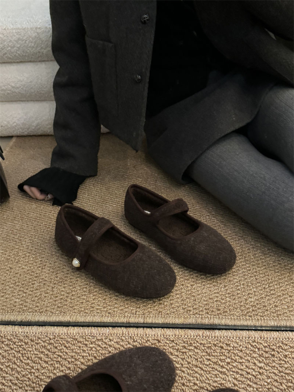 Ženske Mary Jane plosnate cipele s okruglim nosom, semiš gornji dio, unutarnja podstava od umjetnog kratkog pliša, gumena potplata, Velcro zatvarač